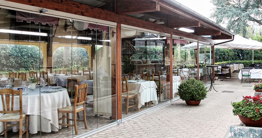 Il Fascino del Design di Interni con Vetrate Panoramiche